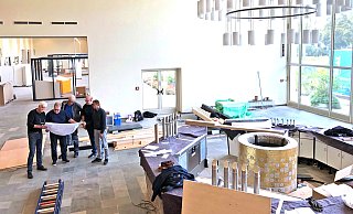 Baubesprechung in der „neuen" Wandelhalle: Gerhard Zülch, Innenarchitekt Stephan Ritter, Dieter Zülch, Marc-André Hölling und Bühnenbildner Gunter Thurner (von links) blicken in einen Plan. Im Hintergrund sind zwei von vier Pavillons zu sehen, die in der Wandelhalle stehen. Der Sole-Ausschank (rechts) wird wieder in Betrieb genommen.  - Thomas Reineke