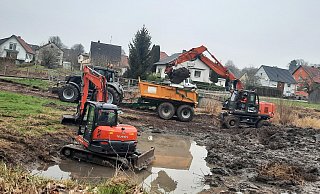 Derzeit werden in der Flutmulde entlang der Emmer in Wöbbel die Bodenablagerungen abgetragen. - Michaela Weiße(LZ)