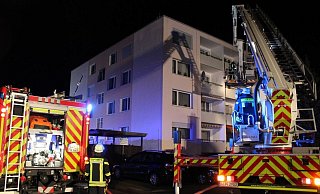 Dicker Rauch quoll bei Eintreffen der Einsatzkräfte aus einem Fenster in der zweiten Etage. - Daniel Hobein / Feuerwehr Bad Salzuflen Dicker Rauch quoll bei Eintreffen der Einsatzkräfte aus einem Fenster in der zweiten Etage. - Daniel Hobein / Feuerwehr Bad Salzuflen