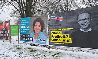 An der Ecke Zeppelin-/ Robert-Koch-Straße in Oerlinghausen stehen Wesselmänner von FDP, CDU, SPD und Bündnis 90/Die Grünen einträchtig nebeneinander. - Carolin Brokmann-Förster