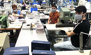 Fachkräfte der Entwicklungsabteilung der CAPRICE Schuhfabrik fertigen Mund- und Nasenbedeckungen, diePflegeheimen kostenlos zur Verfügung gestellt werden. - Wortmann Gruppe