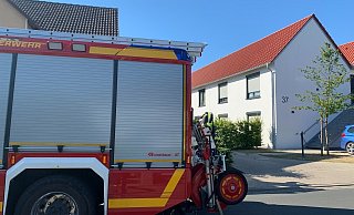 Vor der Einrichtung für Menschen mit Beeinträchtigungen stehen zahlreiche Feuerwehrfahrzeuge. Nachdem Betreuer den Brand in einem Bewohnerzimmer selbstständig gelöscht hatten, beschränkten sich die Aufgaben der Einsatzkräfte auf eine Nachkontrolle sowie das Lüften des betroffenen Bereichs.  - Daniel Hobein/Feuerwehr Bad Salzuflen