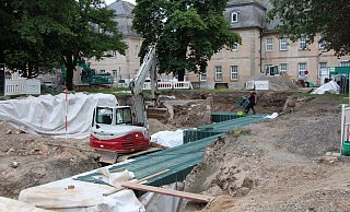 Rigolen zur Speicherung von Niederschlagswasser sind im vergangenen Sommer auch auf dem Schlossplatz in Detmold installiert worden. Geld für den Umbau des Schlossparks gibt es aus dem Städtebauförderprogramm von Bund. und Land. - Archivfoto: Stadt Detmold