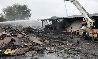 Einsatzort Ladestraße: 52 Stunden lang war die Feuerwehr mit dem Kampf gegen die Flammen in einer Doppelhalle am Schötmaraner Bahnhof beschäftigt. Löschschaum floss über die Werre bis in die Herforder Innenstadt. - Thomas Reineke Einsatzort Ladestraße: 52 Stunden lang war die Feuerwehr mit dem Kampf gegen die Flammen in einer Doppelhalle am Schötmaraner Bahnhof beschäftigt. Löschschaum floss über die Werre bis in die Herforder Innenstadt. - Thomas Reineke