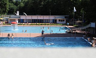 Im vergangenen Sommer haben schon vormittags die ersten Besucher die Erfrischung im kühlen Nass gesucht. - Archivfoto: Nico Duellmann Im vergangenen Sommer haben schon vormittags die ersten Besucher die Erfrischung im kühlen Nass gesucht. - Archivfoto: Nico Duellmann