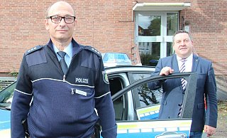 2019 wurde Carsten Ehmer als Bezirksbeamter von seinem damaligen Chef Landrat Dr. Axel Lehmann vorgestellt. Ehmer wird wieder die Polizei-Sprechstunde in Hörste übernehmen und bekommt Verstärkung. - Archivfoto: Cordula Gröne