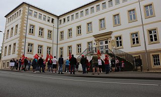 IG Metall ruft zur Solidarität mit den fast 200 gekündigten Mitarbeitern des Lemgoeer KfZ-Zulieferers Isringhausen auf. - Janet König IG Metall ruft zur Solidarität mit den fast 200 gekündigten Mitarbeitern des Lemgoeer KfZ-Zulieferers Isringhausen auf. - Janet König