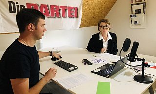 So sahen hunderte von Zuschauern auf Facebook, Youtube und Instagram die Fragerunde der Bürgermeisterkandidaten in Schlangen.Rechts unten die Moderatoren Maximilian Scholz und Bianka Vollmer von derPARTEI Ortsgruppe Schlangen. - DIE PARTEI Ortsgruppe Schlangen  So sahen hunderte von Zuschauern auf Facebook, Youtube und Instagram die Fragerunde der Bürgermeisterkandidaten in Schlangen.Rechts unten die Moderatoren Maximilian Scholz und Bianka Vollmer von derPARTEI Ortsgruppe Schlangen. - DIE PARTEI Ortsgruppe Schlangen