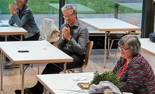 Applaus und Blumenstrauß für die Leiterin des Gymnasiums Barntrup Gabriele Schmuck (rechts), die sich am Dienstag in einer Schulausschuss-Sondersitzung nochmals mit Bürgermeister Jürgen Schell auseinandersetzte. Mit auf dem Bild (von links) Janna Hennig (Schulleitung Grundschule Barntrup) und Markus Tackenberg (stellvertretender Leiter Gymnasium Barntrup). - Sylvia Frevert Applaus und Blumenstrauß für die Leiterin des Gymnasiums Barntrup Gabriele Schmuck (rechts), die sich am Dienstag in einer Schulausschuss-Sondersitzung nochmals mit Bürgermeister Jürgen Schell auseinandersetzte. Mit auf dem Bild (von links) Janna Hennig (Schulleitung Grundschule Barntrup) und Markus Tackenberg (stellvertretender Leiter Gymnasium Barntrup). - Sylvia Frevert