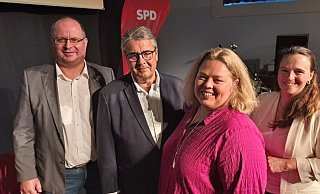 Arne Brand (stellvertretender Vorsitzender SPD Lippe, von links), Sigmar Gabriel, Landratskandidatin Ilka Kottmann und Katrin Freiberger (Vorsitzende SPD Lippe) bei der Podiumsdiskussion in Detmold. - Carolin Brokmann-Förster