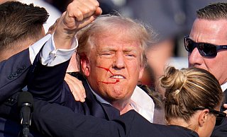 Trump wurde bei dem Attentat im Juli am Ohr verletzt. (Archivbild) - Gene J. Puskar/AP/dpa Trump wurde bei dem Attentat im Juli am Ohr verletzt. (Archivbild) - Gene J. Puskar/AP/dpa