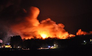 Einer der größten und herausfordernsten Einsätze für Karl-Heinz Brakemeier: Der Brand der Entsorgungsfirma OWL in Schwalenberg 2010. - Archivfoto: Marianne Schwarzer