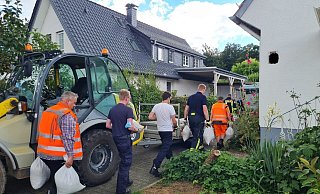 21 Kräfte der Schieder-Schwalenberger Feuerwehr helfen, Sandsäcke zum Abpuffern der kontrollierten Sprengung in den Garten zu tragen. - Marianne Schwarzer 21 Kräfte der Schieder-Schwalenberger Feuerwehr helfen, Sandsäcke zum Abpuffern der kontrollierten Sprengung in den Garten zu tragen. - Marianne Schwarzer