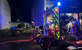 Vor einem Mehrfamilienhaus in der Parkstraße steht das Löschfahrzeug der hauptamtlichen Kräfte der Freiwilligen Feuerwehr Bad Salzuflen. Im Erdgeschoss des Hauses hat der Angriffstrupp das angebrannte Essen schnell gelöscht und die Bewohnerin ins Freie gebracht. - Daniel Hobein / Feuerwehr Bad Salzuflen Vor einem Mehrfamilienhaus in der Parkstraße steht das Löschfahrzeug der hauptamtlichen Kräfte der Freiwilligen Feuerwehr Bad Salzuflen. Im Erdgeschoss des Hauses hat der Angriffstrupp das angebrannte Essen schnell gelöscht und die Bewohnerin ins Freie gebracht. - Daniel Hobein / Feuerwehr Bad Salzuflen