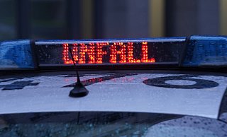 Der Schriftzug "Unfall" ist neben dem Blaulicht auf dem Dach eines Polizeiautos zu lesen. - Marcus Brandt/dpa