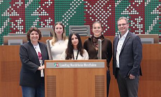 Haben sich im Plenarsaal zum Jugendlandtag getroffen: (von links) MdL Ellen Stock, Lara Deppe, Celin Ali, Ursula Wagner und MdL Dr. Dennis Maelzer. - SPD-Wahlkreisb&uuml;ro Lippe.