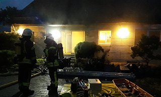 50 Einsatzkräfte sind zu dem Kellerbrand in den Heideweg in Oerlinghausen-Lipperreihe ausgerückt. - Feuerwehr Oerlinghausen 50 Einsatzkräfte sind zu dem Kellerbrand in den Heideweg in Oerlinghausen-Lipperreihe ausgerückt. - Feuerwehr Oerlinghausen