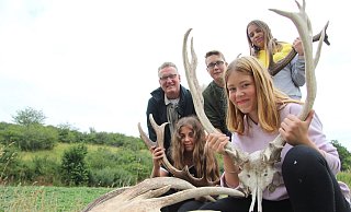 Natur zum Anfassen: Oliver Droste pr&auml;sentiert seinen Sch&uuml;lern (von links) Ruth, Julian, Emily und Johanna die Geweihe von Rot- und Dammhirsch.&nbsp; - Carolin Brokmann-F&ouml;rster