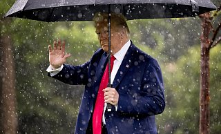 Donald Trump hat auf Kritik reagiert - eine Wahlkampfveranstaltung wird um einen Tag verschoben. - Foto: Andrew Harnik/AP/dpa