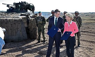 Gut gelaunt im Sennesand: Die Verteidigungsminister Gavin Williamson (Großbritannien) und Ursula von der Leyen (Deutschland) unterzeichneten ein Kooperationsabkommen. - Bernhard Preuß