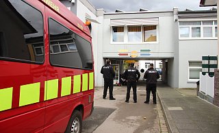 Mitarbeiter eines Sicherheitsdienstes überwachen die Flüchtlingsunterkunft am Lehmbrink. 14 Tage stehen dort mehr als 70 Menschen unter Quarantäne und dürfen das Gebäude nicht verlassen. - Yannick Sonntag