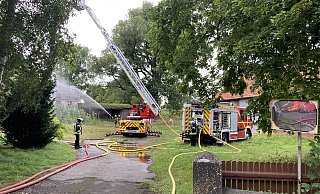 61 Einsatzkräfte sind am Donnerstagabend in die Dorfstraße ausgerückt. - Feuerwehr Lage 61 Einsatzkräfte sind am Donnerstagabend in die Dorfstraße ausgerückt. - Feuerwehr Lage