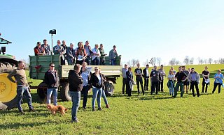 Bei einer Ortsbegehung im März hatte Landwirt Axel Kroos (vorne) Bürger über den dritten Teilabschnitt des geplanten Ausbaus der B239n informiert. Mit einer Resolution an den Bund wollen die Grünen einen Planungsstopp erreichen. - Heidi Stork