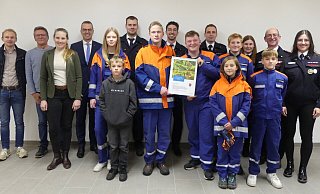 Maria Kemker (dritte von links) und Bürgermeister Jörg Bierwirth (vierter von links) haben die Jugendfeuerwehr Lothe mit dem diejährigen Klimaschutzpreis ausgezeichnet. Jugendwartin Anneke Mundhenk (rechts) erläuterte die Aktivitäten der Jugendgruppe. - Stadt Schieder-Schwalenberg Maria Kemker (dritte von links) und Bürgermeister Jörg Bierwirth (vierter von links) haben die Jugendfeuerwehr Lothe mit dem diejährigen Klimaschutzpreis ausgezeichnet. Jugendwartin Anneke Mundhenk (rechts) erläuterte die Aktivitäten der Jugendgruppe. - Stadt Schieder-Schwalenberg