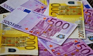 Eine Augustdorferin ist von Trickbetrügerinnen um eine hohe Summer Bargeld gebracht worden. - Symbolbild: Pixabay