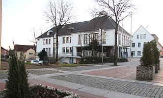 Das Augustdorfer Rathaus mit Bürgerzentrum - Cordula Gröne