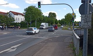 Wer am Isringhausen-Ring mit dem Rad unterwegs ist, muss zweimal die Straße queren, um auf dem gegenüberliegenden Radweg weiterzufahren. Künftig soll das einfacher werden: Mit eigener Ampelschaltung sollen die Radler direkt diagonal über die Kreuzung fahren dürfen. - Werner Kloppmann/ADFC Lippe Wer am Isringhausen-Ring mit dem Rad unterwegs ist, muss zweimal die Straße queren, um auf dem gegenüberliegenden Radweg weiterzufahren. Künftig soll das einfacher werden: Mit eigener Ampelschaltung sollen die Radler direkt diagonal über die Kreuzung fahren dürfen. - Werner Kloppmann/ADFC Lippe