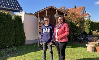 Kerstin Vieregge übernimmt die Patenschaft für den Austauschschüler Paul Blaß. - Kerstin Vieregge