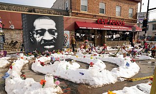 Ein Wandbild von George Floyd in Minneapolis. - Foto: Jim Mone/AP/dpa Ein Wandbild von George Floyd in Minneapolis. - Foto: Jim Mone/AP/dpa