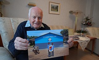Wolfgang Fiedler zeigt die frisch eingeweihte Primary School Likwaterera. In den vergangenen sechs Jahren konnten durch die Hilfe des 83-Jährigen fünf solcher Schulen gebaut werden. - Michaela Weiße
