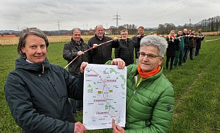 Bauernprotest auf freiem Feld: Anna Luetgebrune (links) und Ute Hameier zeigen den Bauplan. Dahinter (von links): Thomas Nähler, Gero Splettstößer, Axel Kroos, Dieter Hagedorn, Antje Krietenstein, Steve Hebrock, Bernd Hameier, Moritz Freiherr von Eckardstein, Alexander Meyer zu Hölsen, Frauke Kronshage Potthoff und Andreas Meier. Foto: Bernhard Preuss - Bernard Preuss Bauernprotest auf freiem Feld: Anna Luetgebrune (links) und Ute Hameier zeigen den Bauplan. Dahinter (von links): Thomas Nähler, Gero Splettstößer, Axel Kroos, Dieter Hagedorn, Antje Krietenstein, Steve Hebrock, Bernd Hameier, Moritz Freiherr von Eckardstein, Alexander Meyer zu Hölsen, Frauke Kronshage Potthoff und Andreas Meier. Foto: Bernhard Preuss - Bernard Preuss