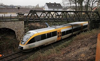 Der Kreuzungspunkt liegt hinter dem Bahnhof Lage. Oben nach rechts führt die Bahnstrecke nach Herford, unten geht es Richtung Bielefeld. - Bernhard Preuss Der Kreuzungspunkt liegt hinter dem Bahnhof Lage. Oben nach rechts führt die Bahnstrecke nach Herford, unten geht es Richtung Bielefeld. - Bernhard Preuss