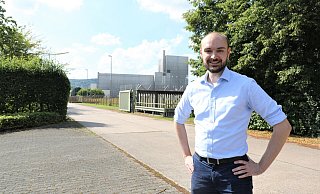 Nik Riesmeier, Grünen-Bundestagskandidat im Wahlkreis 136, auf dem Parkplatz vor dem ehemaligen Kernkraftwerk Würgassen. - Simone Flörke