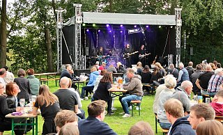 250 musikhungrige Gäste haben es sich an Tischen und Bänken im Bega-Bad gemütlich gemacht, um die Bands zu sehen.  - Heidi Stork