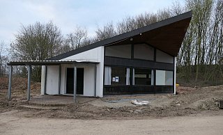 Das Tennishaus direkt neben dem Bösingfelder Freibad und der Außenbereich sollen künftig viele Freizeitmöglichkeiten bieten. - TSV Bösingfeld Das Tennishaus direkt neben dem Bösingfelder Freibad und der Außenbereich sollen künftig viele Freizeitmöglichkeiten bieten. - TSV Bösingfeld
