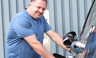 Fährt elektrisch: Wolfgang Frey lädt sein Auto am Bruchweg in Lemgo mit Strom. - Axel Bürger