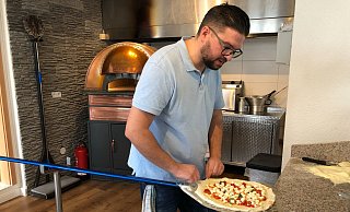 Der Chef und seine Pizza im „Loro di Napoli". - Till Brand Der Chef und seine Pizza im „Loro di Napoli". - Till Brand