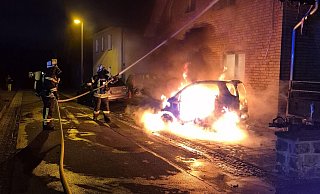 In der Emmy-Noether-Straße in Lemgo war ein E-Auto in Brand geraten - die Feuerwehr war zweieinhalb Stunden im Einsatz - Feuerwehr Lemgo