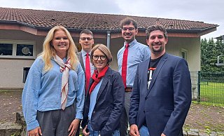 Treten bei der Kommunalwahl für Die Partei Schlangen an: Annalena Thiel, Christopher Hesse, Bianka Vollmer, Maximilian Scholz und Johannes Kuhlmeier (von links). - Die Partei Schlangen Treten bei der Kommunalwahl für Die Partei Schlangen an: Annalena Thiel, Christopher Hesse, Bianka Vollmer, Maximilian Scholz und Johannes Kuhlmeier (von links). - Die Partei Schlangen