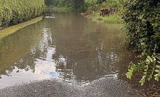 Durch anhaltenden Starkregen hat sich am Sonntag Wasser auf einigen Straßen gesammelt. - Christopher Rieks/Feuerwehr Detmold Durch anhaltenden Starkregen hat sich am Sonntag Wasser auf einigen Straßen gesammelt. - Christopher Rieks/Feuerwehr Detmold