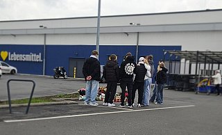 Jugendliche trauern an der Gedenkstelle um ihren Freund und Mitschüler. - Janet König