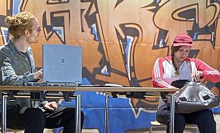 Das Theater-Ensemble Radiks steht mit einem Stück zum Mobbing auf der Bühne in der Johannes-Gigas-Schule. - Johannes-Gigas-Schule