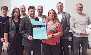 Tim Alexander (von links), Anna Görder, Dirk Tolkemitt, Jan Gentemann, Meinolf Haase, Sabine Mirbach, Volker Heuwinkel und André Schröder stellen das neue Programm vor. - CDU Bad Salzuflen Tim Alexander (von links), Anna Görder, Dirk Tolkemitt, Jan Gentemann, Meinolf Haase, Sabine Mirbach, Volker Heuwinkel und André Schröder stellen das neue Programm vor. - CDU Bad Salzuflen