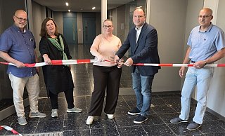 Geben das grundrenovierte Schulgebäude frei: Stellvertretender Schulleiter André Heinze, die technische Betriebsleiterin der BIG, Juliane Mauermann, Schulleiterin Monika Precker, Bürgermeister Christoph Dolle und Stadtkämmerer Winfried Kipke (von links). - Stadt Blomberg Geben das grundrenovierte Schulgebäude frei: Stellvertretender Schulleiter André Heinze, die technische Betriebsleiterin der BIG, Juliane Mauermann, Schulleiterin Monika Precker, Bürgermeister Christoph Dolle und Stadtkämmerer Winfried Kipke (von links). - Stadt Blomberg