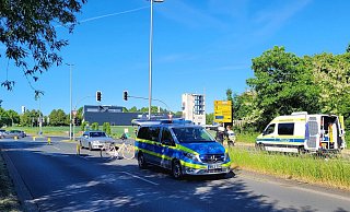 Nach dem schweren Verkehrsunfall ermittelt die Polizei an der Lockhauser Straße, wie es zu dem Zusammenstoß Pkw-Fahrrad kommen konnte. - Katrin Kantelberg Nach dem schweren Verkehrsunfall ermittelt die Polizei an der Lockhauser Straße, wie es zu dem Zusammenstoß Pkw-Fahrrad kommen konnte. - Katrin Kantelberg
