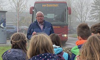 Jörg Brinn hat den Bus mitgebracht, so dass die Kinder seine Tipps gleich anwenden können. - Johannes-Gigas-Schule Jörg Brinn hat den Bus mitgebracht, so dass die Kinder seine Tipps gleich anwenden können. - Johannes-Gigas-Schule